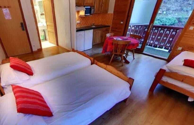 Отель Hôtel Les Chalets