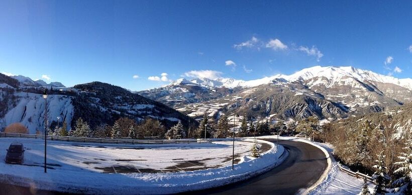 Отель Hôtel Les Flocons