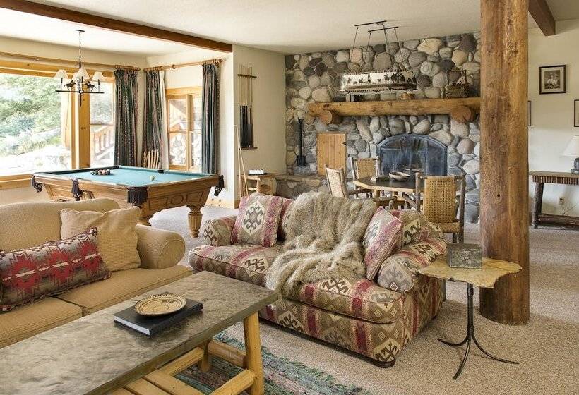 هتل Lone Mountain Ranch