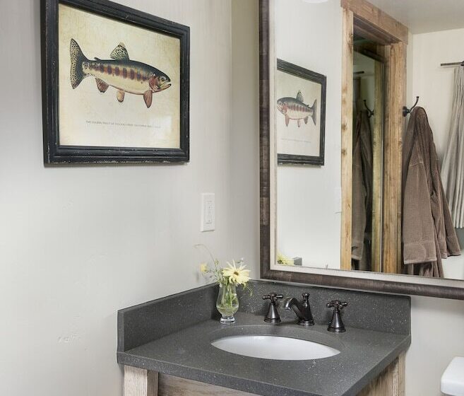 هتل Lone Mountain Ranch