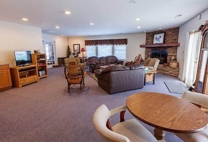 هتل Maggie Valley Creekside Lodge