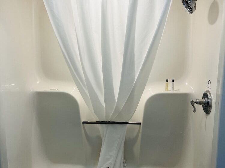 Отель The Pines Country Inn