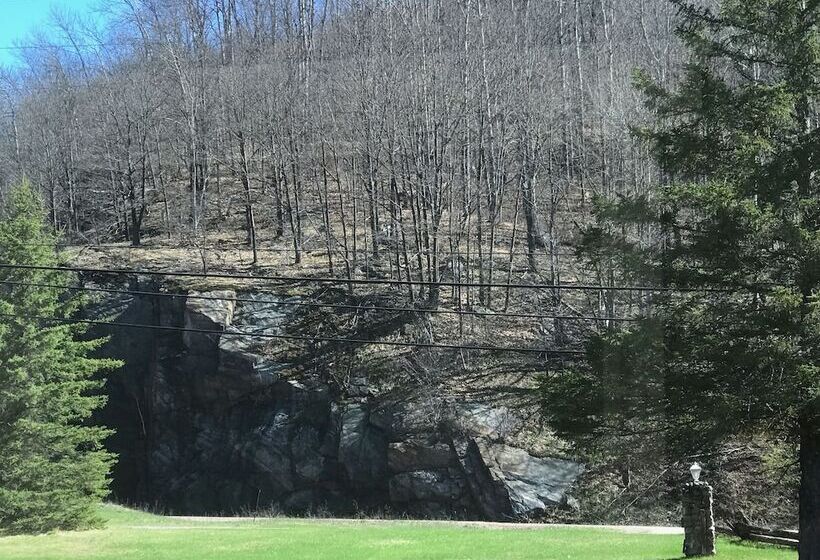 Hush Lodge And Cottages