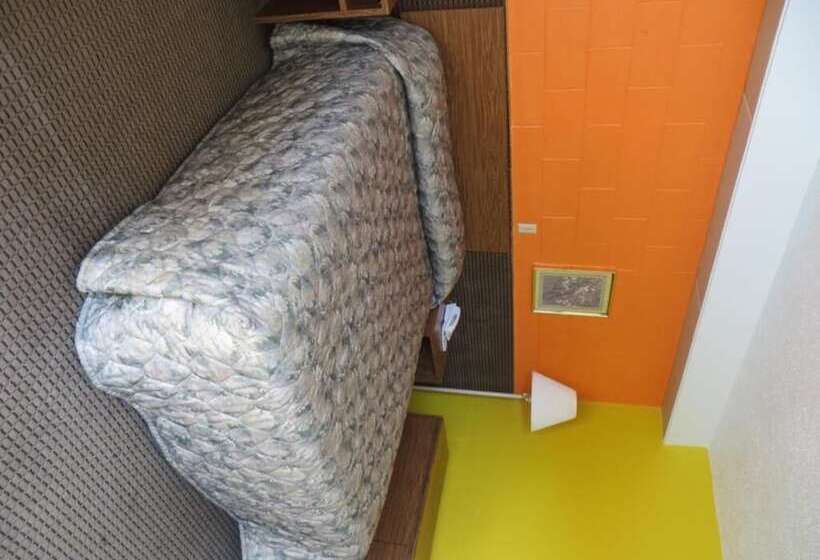 מוטל Adair Budget Inn