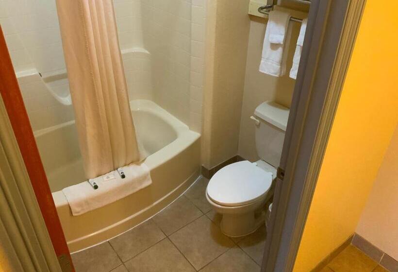 فندق على الطريق Sunbridge Inn And Suites