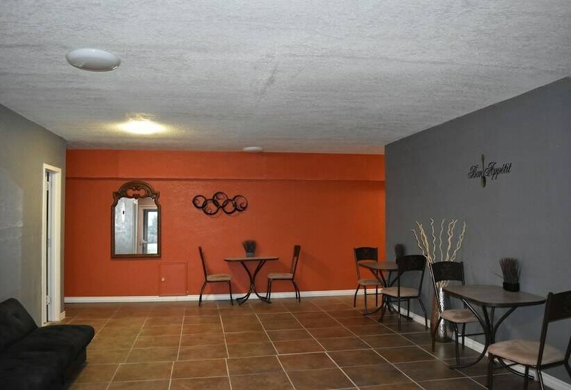 모텔 Woodfield Inn & Suites