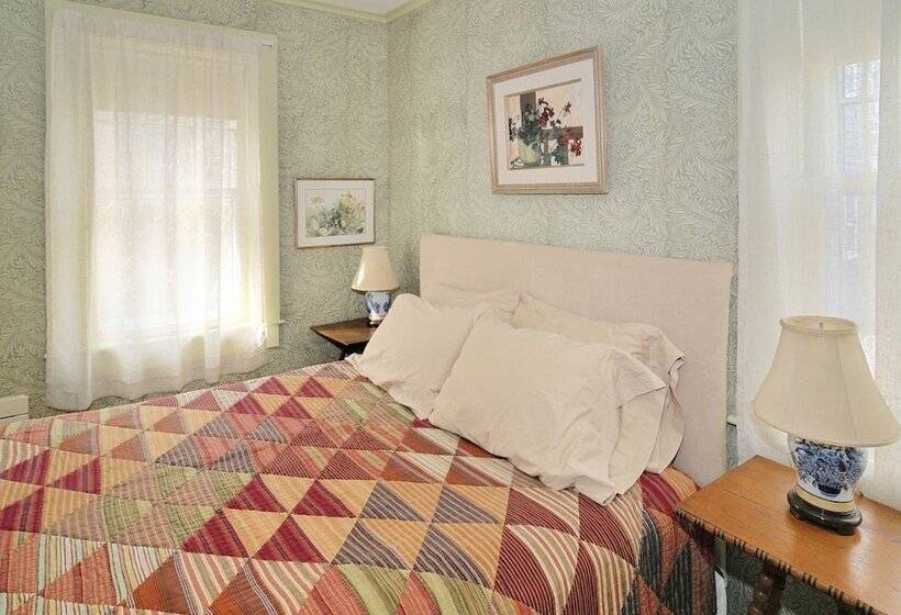 ペンション The Chestnut House