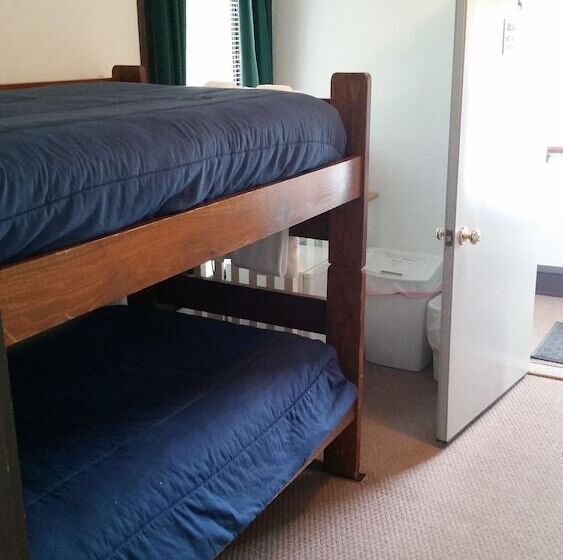 بنسيون The School House Inn