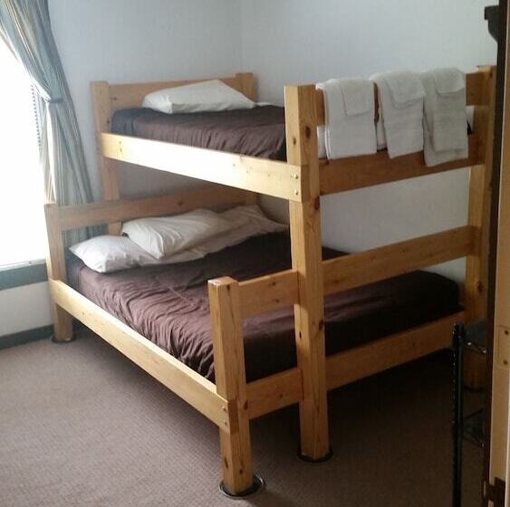 بنسيون The School House Inn