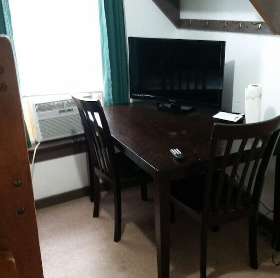 بنسيون The School House Inn