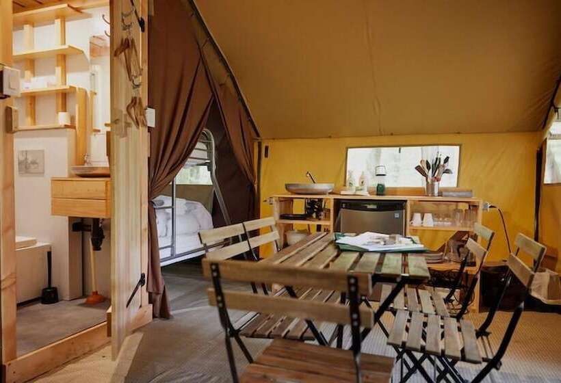 منتجع Huttopia Sutton