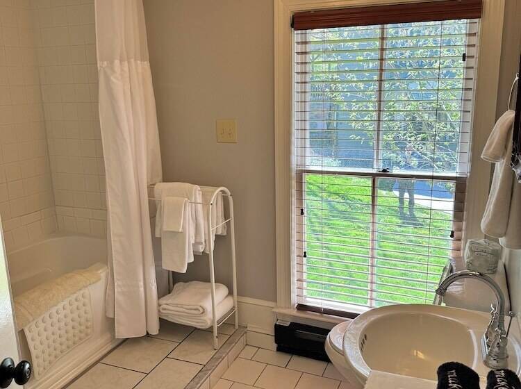 The Inn At Gristmill Square