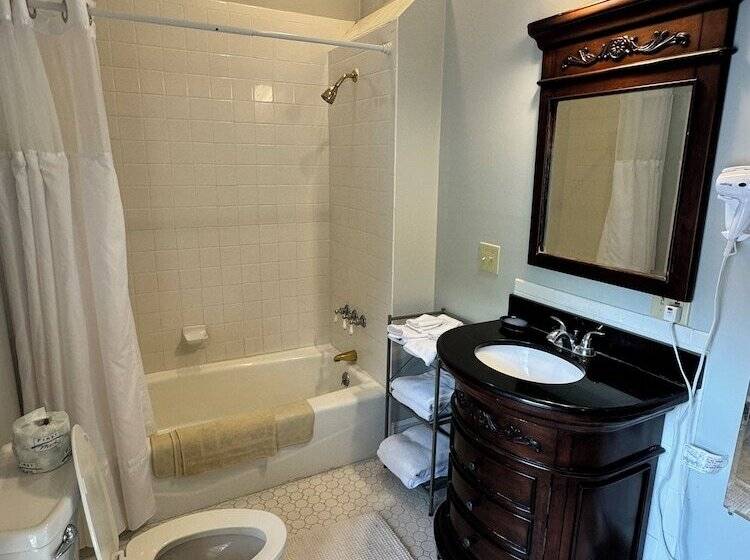 The Inn At Gristmill Square