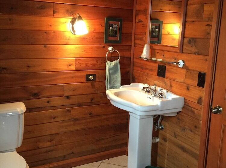 Whistling Swan Motel