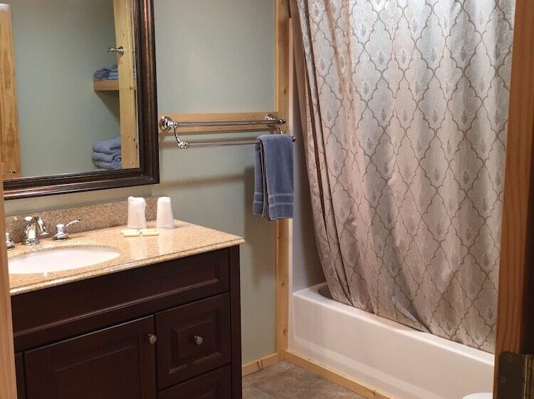 Whistling Swan Motel