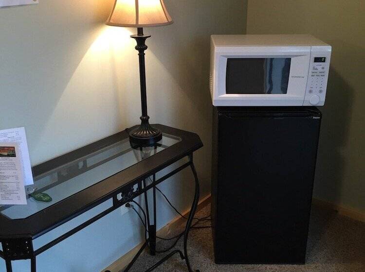 Whistling Swan Motel