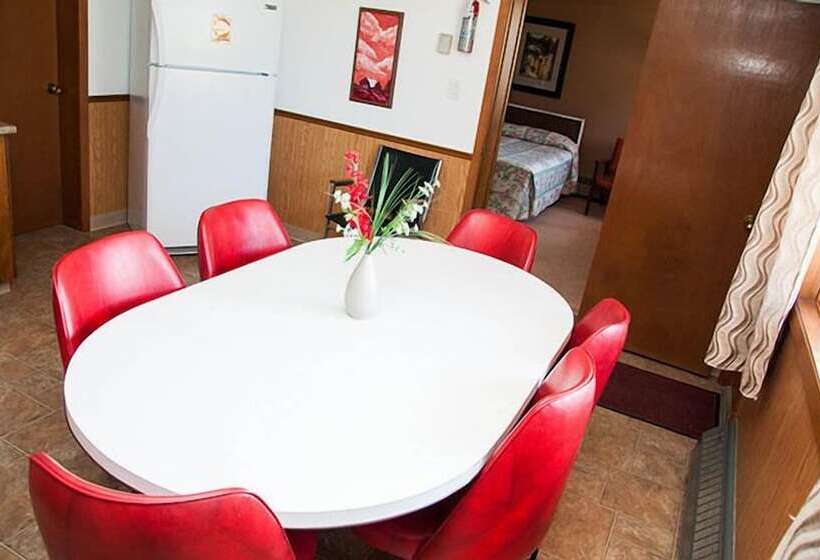 Adams Golden Acres Motel