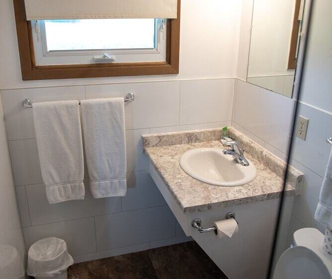 Adams Golden Acres Motel