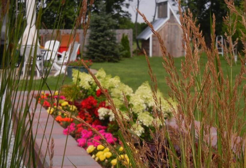 Duck Pond Bed & Breakfast Cottage