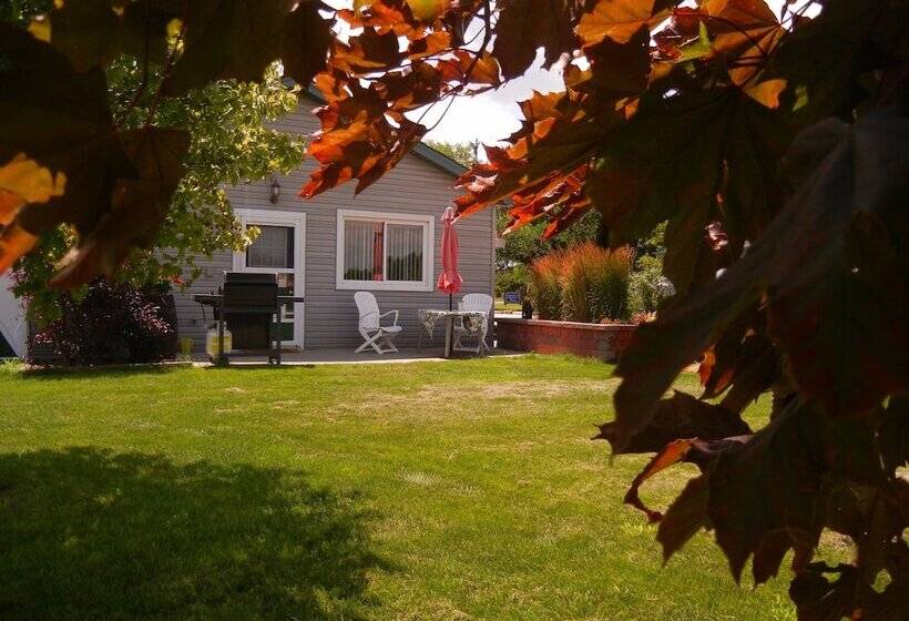 Duck Pond Bed & Breakfast Cottage