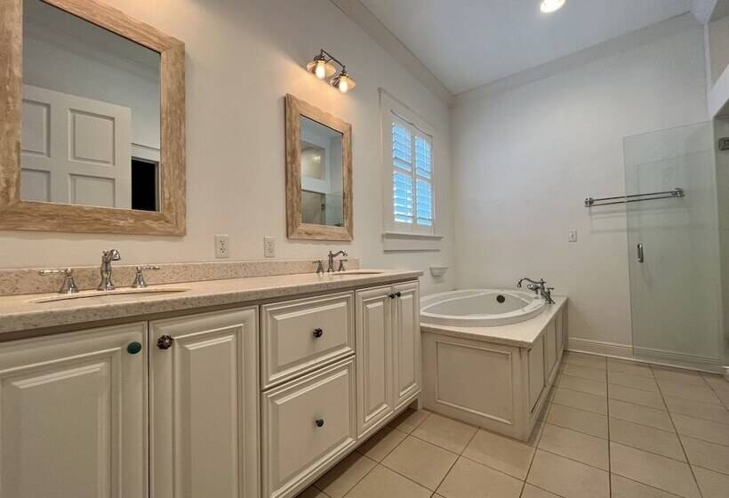 فندق Bay Town Inn