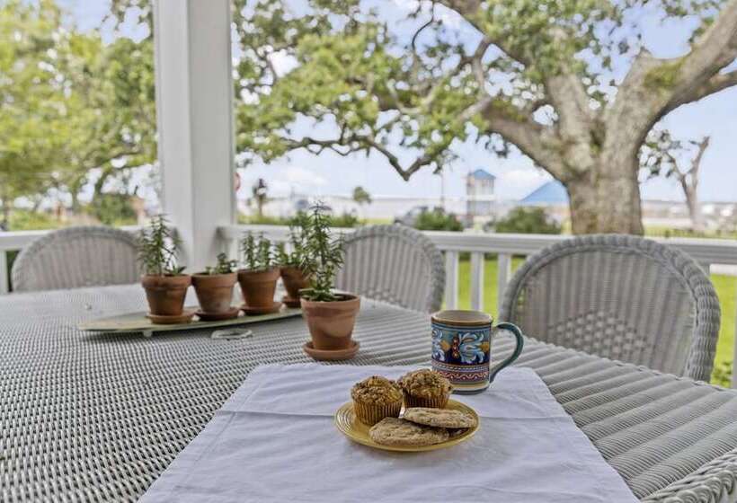 فندق Bay Town Inn