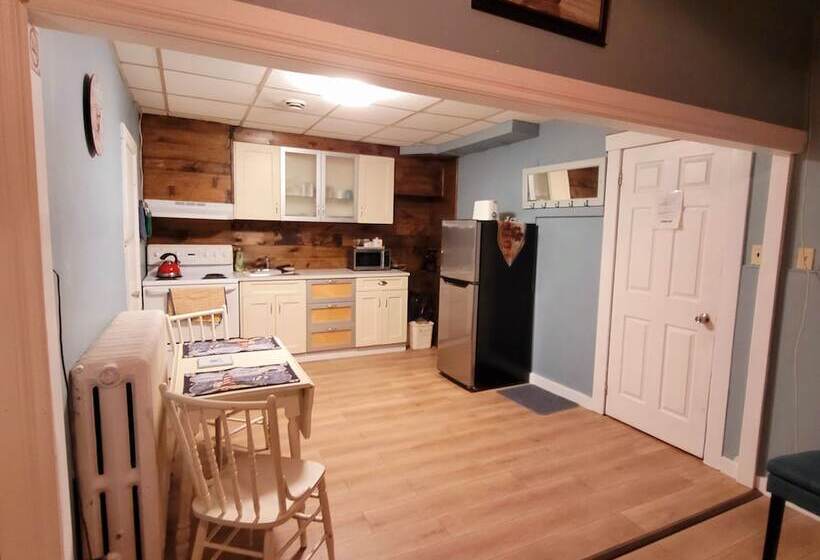 فندق Canalside Restaurant, Inn & Kitchen Store