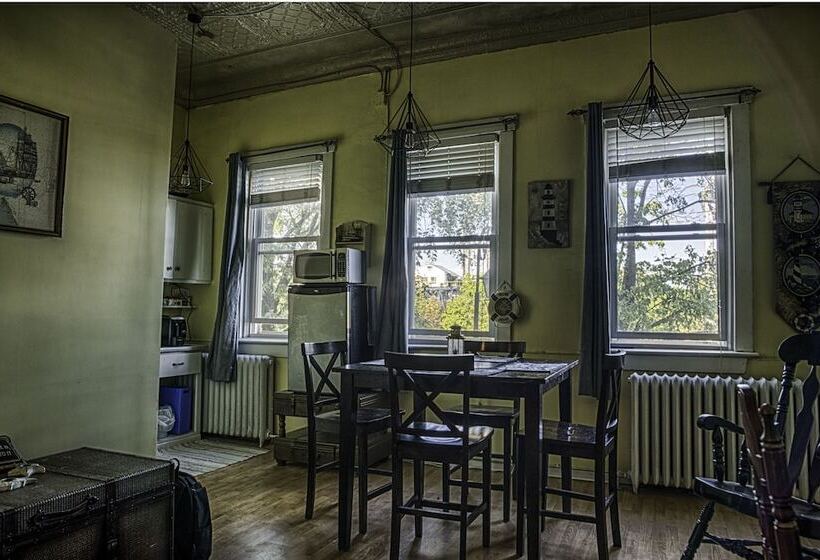 فندق Canalside Restaurant, Inn & Kitchen Store