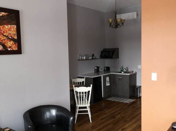 فندق Canalside Restaurant, Inn & Kitchen Store