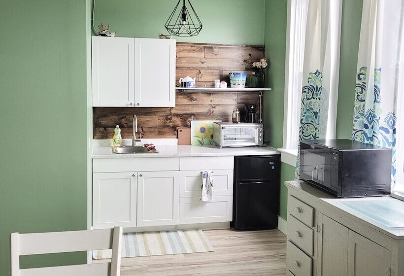 فندق Canalside Restaurant, Inn & Kitchen Store