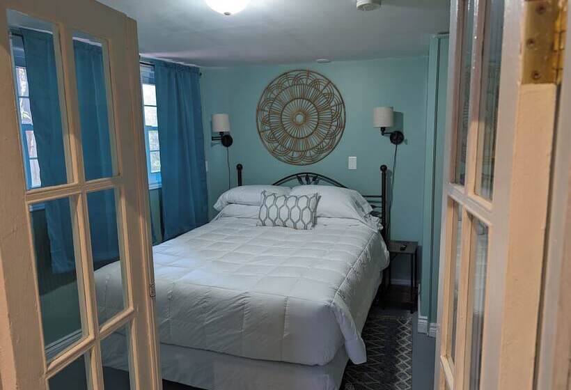 فندق Canalside Restaurant, Inn & Kitchen Store