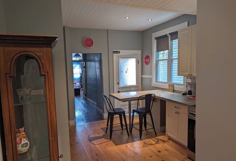 فندق Canalside Restaurant, Inn & Kitchen Store