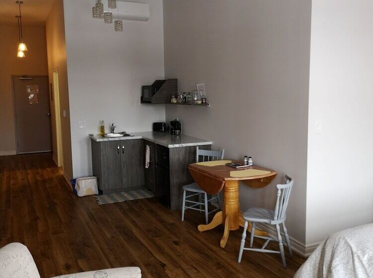 فندق Canalside Restaurant, Inn & Kitchen Store