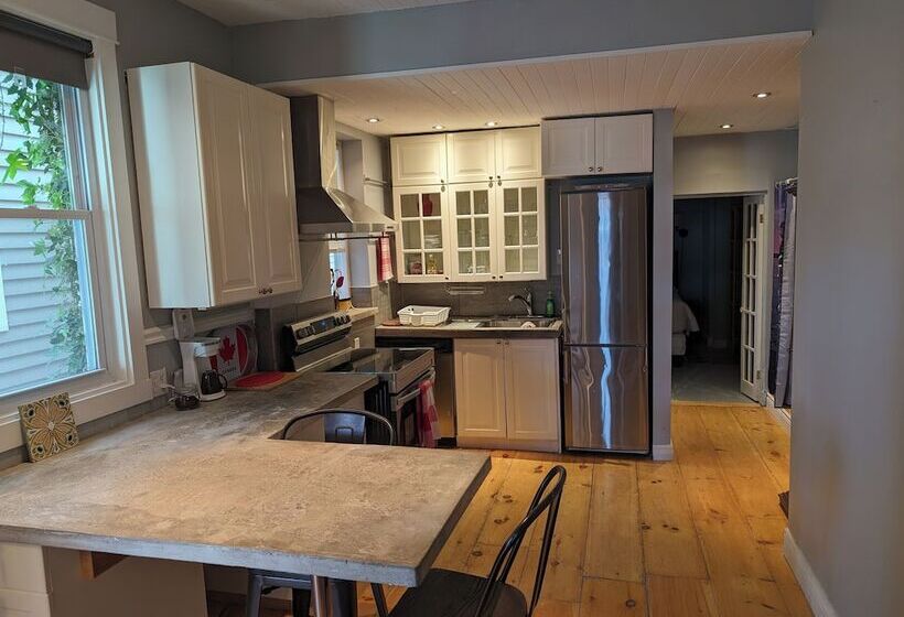 فندق Canalside Restaurant, Inn & Kitchen Store