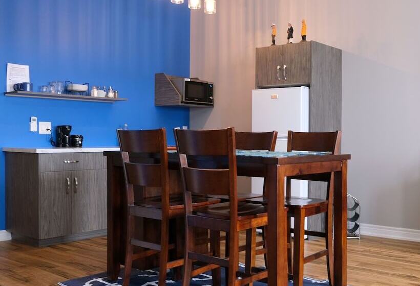 فندق Canalside Restaurant, Inn & Kitchen Store