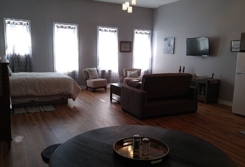 فندق Canalside Restaurant, Inn & Kitchen Store