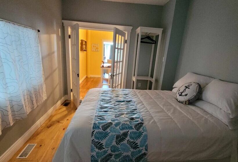 فندق Canalside Restaurant, Inn & Kitchen Store