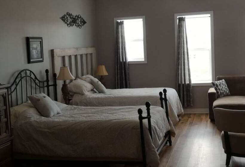 فندق Canalside Restaurant, Inn & Kitchen Store