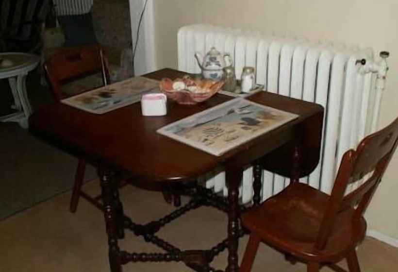 فندق Canalside Restaurant, Inn & Kitchen Store