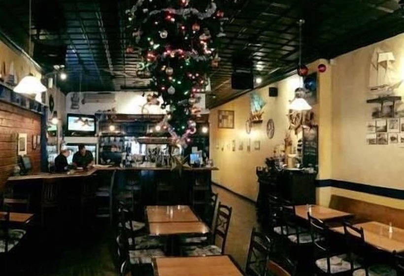 فندق Canalside Restaurant, Inn & Kitchen Store