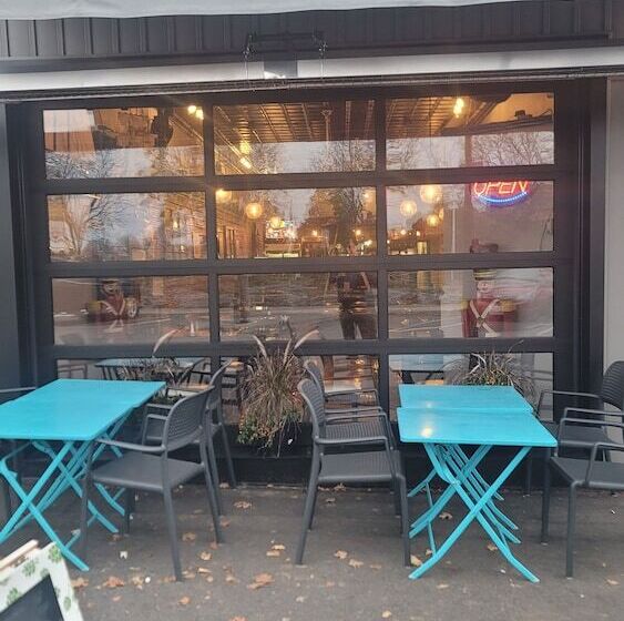 فندق Canalside Restaurant, Inn & Kitchen Store