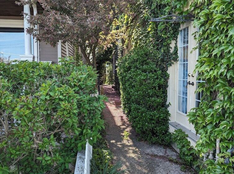 فندق Canalside Restaurant, Inn & Kitchen Store