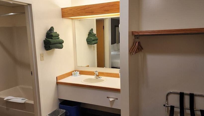 호텔 Woodland Inn Meadow Lake