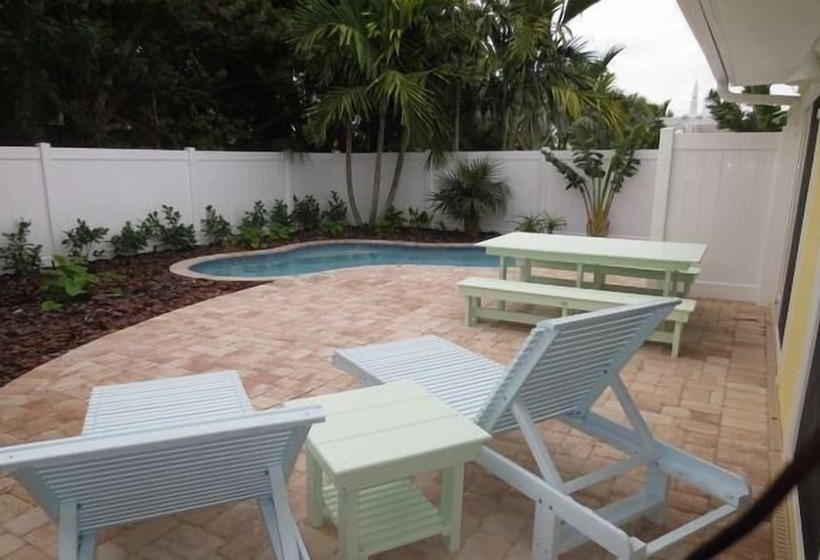 Lizzie Lu's Island Retreat