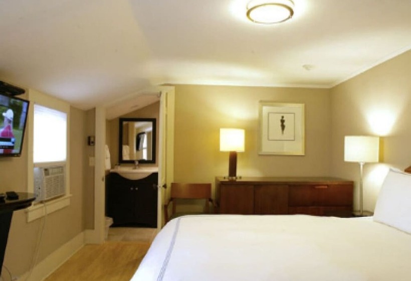 Mooncussers Tavern And Inn