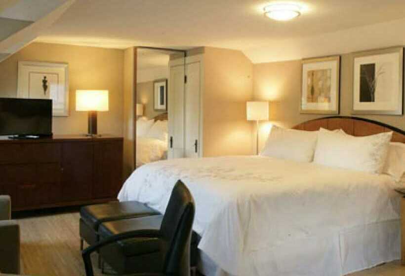 Mooncussers Tavern And Inn