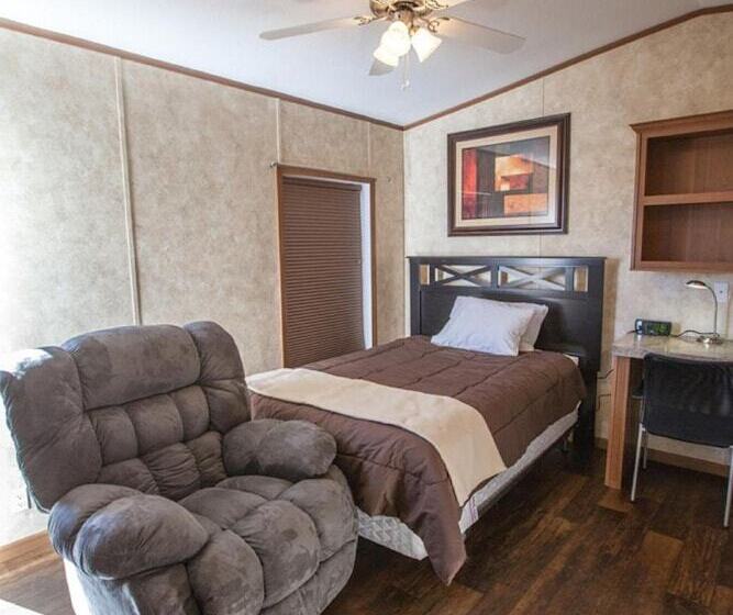 מוטל Cuero Oilfield Housing