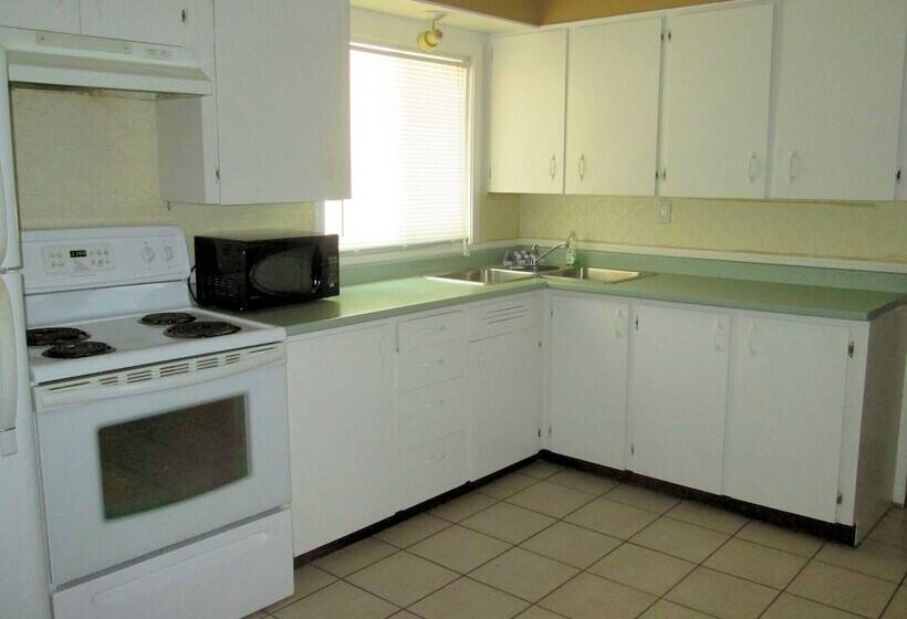 فندق على الطريق Edgewater Resorts   Edgewater Inn