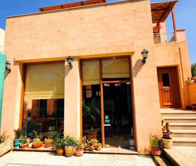 פנסיון Aethrio Studios