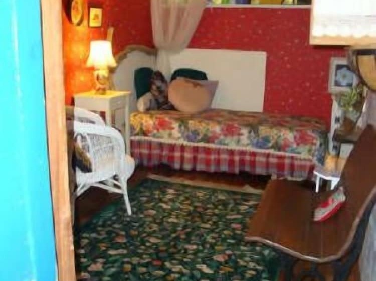 پانسیون Chestnut Lodge